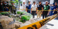 Präsident Ferdinand Marcos Jr. (weißes Hemd) und sein Innenminister begutachten am Dienstag 1,4 Tonnen beschlagnahmter Drogen
