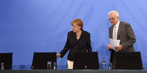 Angela Merkel und Winfried Kretschmann stehen vor einem Tisch Angela Merkel und Winfried Kretschmann stehen vor einem Tisch
