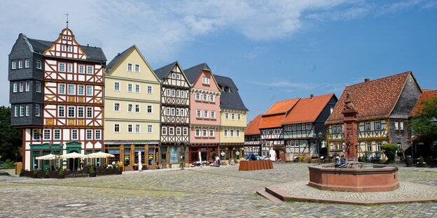 Ein Platz mit Brunnen und Fachwerkhäusern Ein Platz mit Brunnen und Fachwerkhäusern