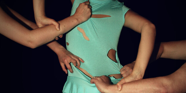 Hände zerren an einem Kleid Hände zerren an einem Kleid