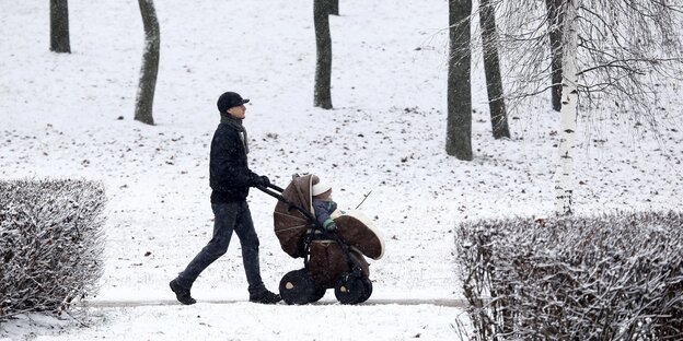 Spaziergänger mit Kinderwagen im Park