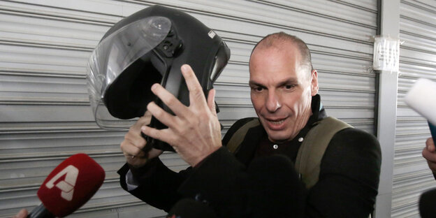 Gianis Varoufakis mit Motorradhelm in der Hand. Gianis Varoufakis mit Motorradhelm in der Hand.