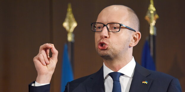 ein Mann mit vorgestülpten Lippen und erhobener Hand ein Mann mit vorgestülpten Lippen und erhobener Hand