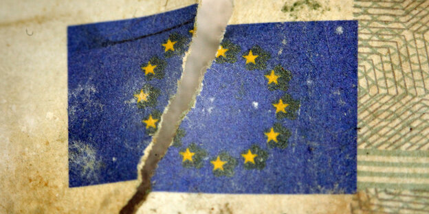 Ein Riss geht durch eine EU-Flagge Ein Riss geht durch eine EU-Flagge