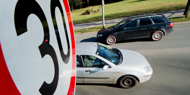 Ein Tempo-30-Schild vor fahrenden Autos