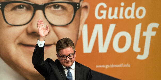 Guido Wolf winkt vor seinem Wahlplakat dem Publikum zu. Guido Wolf winkt vor seinem Wahlplakat dem Publikum zu.