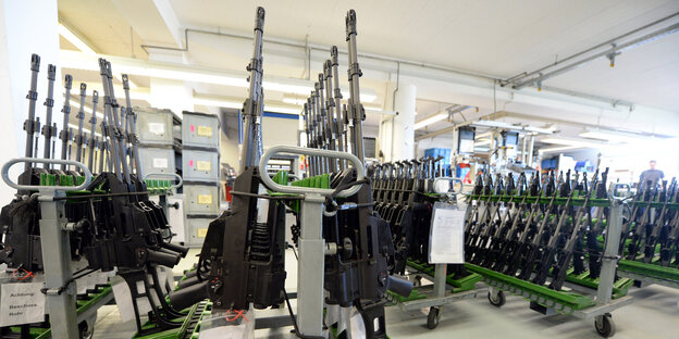 Sturmgewehre aufgereiht in einem Lagerraum Sturmgewehre aufgereiht in einem Lagerraum