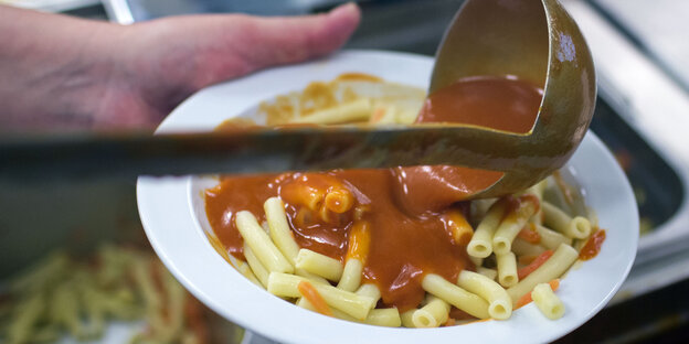 Ein Teller mit Nudeln und Sauce Ein Teller mit Nudeln und Sauce