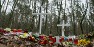 Kreuze im Wald an der Stelle, wo die Leiche der Schwangeren von Spaziergängern gefunden wurde.