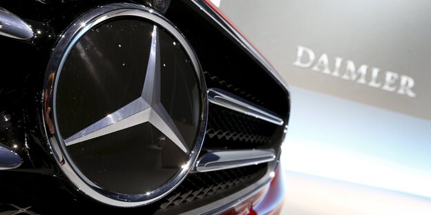 Mercedes-Benz-Stern an der Front eines Autos Mercedes-Benz-Stern an der Front eines Autos