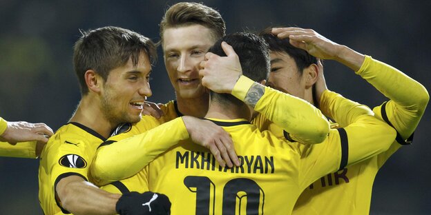 Dortmunder Spieler umarmen sich Dortmunder Spieler umarmen sich