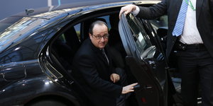 Präsident Hollande steigt aus einem Auto.