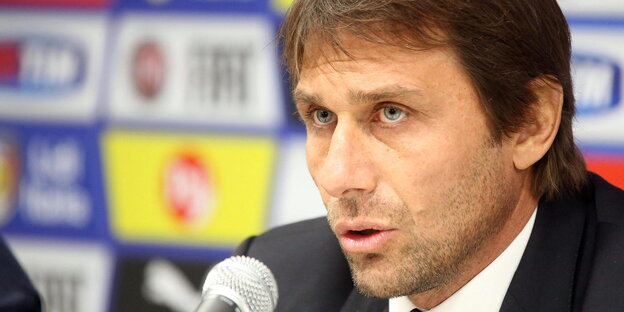 Antonio Conte bei einer Pressekonferenz Antonio Conte bei einer Pressekonferenz