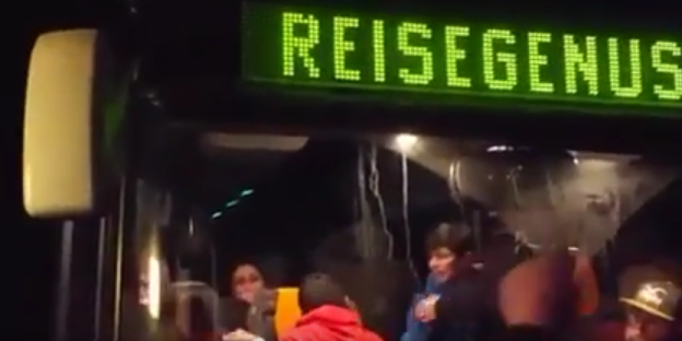 Menschen in einem Reisebus durch die Frontscheibe gesehen Menschen in einem Reisebus durch die Frontscheibe gesehen