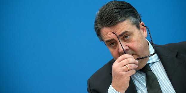 Sigmar Gabriel hält ein Brille in der Hand Sigmar Gabriel hält ein Brille in der Hand