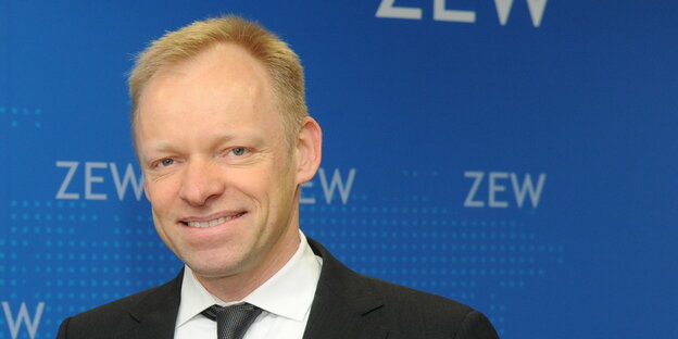 ein Mann vor blauem Hintergrund mit den Buchstaben „ZEW“ ein Mann vor blauem Hintergrund mit den Buchstaben „ZEW“