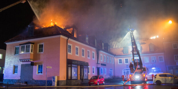 Die Feuerwehr versucht das brennende Heim zu löschen Die Feuerwehr versucht das brennende Heim zu löschen
