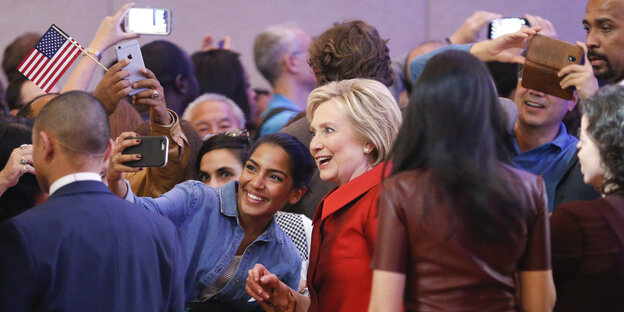 Hillary Clinton posiert mit einer jungen Frau für ein Foto Hillary Clinton posiert mit einer jungen Frau für ein Foto