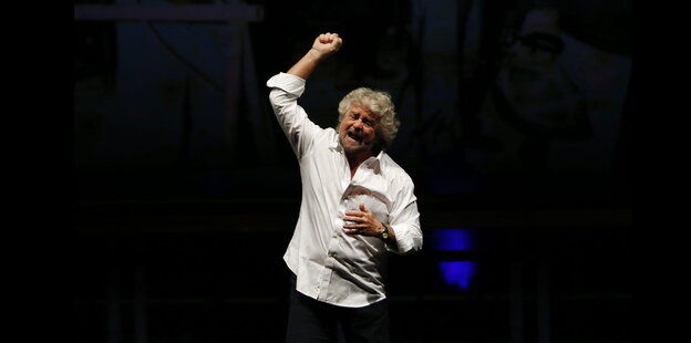 Beppe Grillo gestikuliert wild vor schwarzem Hintergrund. Beppe Grillo gestikuliert wild vor schwarzem Hintergrund.