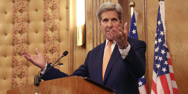 John Kerry an einem Rednerpult John Kerry an einem Rednerpult