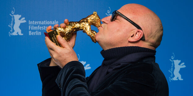 Gianfranco Rosi küsst den Goldenen Bären Gianfranco Rosi küsst den Goldenen Bären