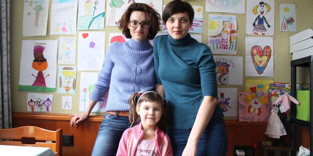 Zwei Frauen und ein Mädchen Zwei Frauen und ein Mädchen