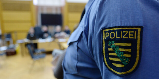 Oberarm eines Polizisten mit dem sächsischen Wappen auf dem Ärmel Oberarm eines Polizisten mit dem sächsischen Wappen auf dem Ärmel
