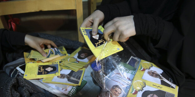 Hände packen Wahlkampfunterlagen ein Hände packen Wahlkampfunterlagen ein