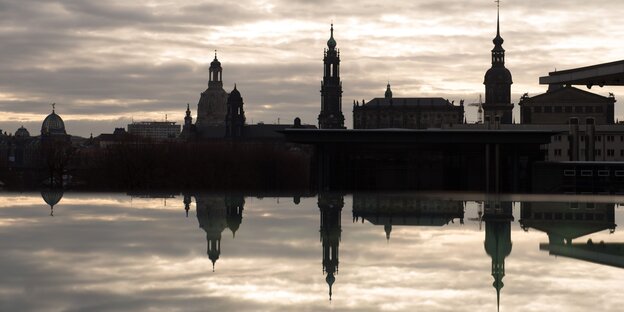 Silhouette von Dresden, im Vordergrund die Elbe Silhouette von Dresden, im Vordergrund die Elbe