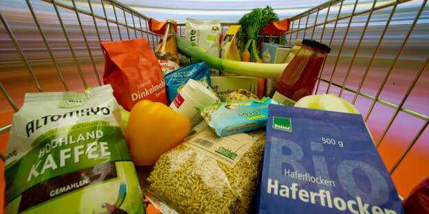 Lebensmittel mit Bio-Logo in einem Einkaufswagen. Lebensmittel mit Bio-Logo in einem Einkaufswagen.