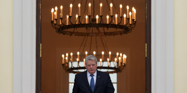Joachim Gauck unter einem Kronleuchter im Schloss Bellevue Joachim Gauck unter einem Kronleuchter im Schloss Bellevue