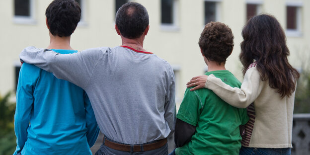 Eine Familie ist von hinten zu sehen Eine Familie ist von hinten zu sehen