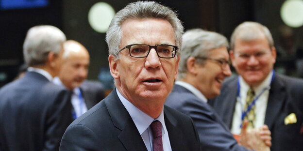 Ein Mann mit Brille schaut in die Kamera Ein Mann mit Brille schaut in die Kamera