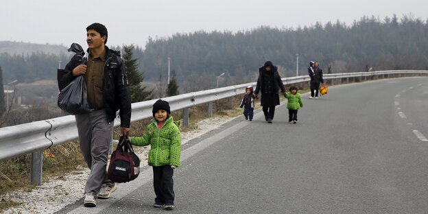 Flüchtlinge aus Afghanistan auf einer Straße nahe der griechisch-mazedonischen Grenze Flüchtlinge aus Afghanistan auf einer Straße nahe der griechisch-mazedonischen Grenze