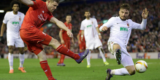 Spielszene aus dem Spiel Liverpool gegen Augsburg. Ein Liverpooler Schussversuch wird geblockt. Spielszene aus dem Spiel Liverpool gegen Augsburg. Ein Liverpooler Schussversuch wird geblockt.