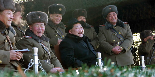Kim Jong Un bei einer Militärparade in Pjöngjang. Kim Jong Un bei einer Militärparade in Pjöngjang.