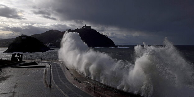 Das Meer brandet an die neue Promenade von San Sebastian