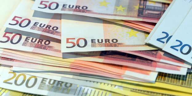 Euro-Geldscheine liegen auf einem Tisch Euro-Geldscheine liegen auf einem Tisch