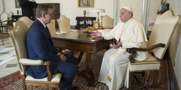Der Papst und Bodo Ramelow sitzen sich gegenüber am Tisch Der Papst und Bodo Ramelow sitzen sich gegenüber am Tisch