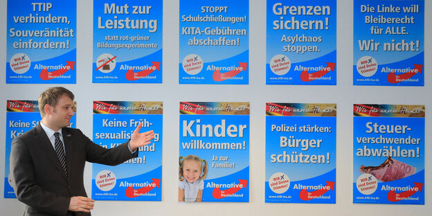 AfD-Politiker Poggenburg vor Wahlplakaten der AfD. AfD-Politiker Poggenburg vor Wahlplakaten der AfD.