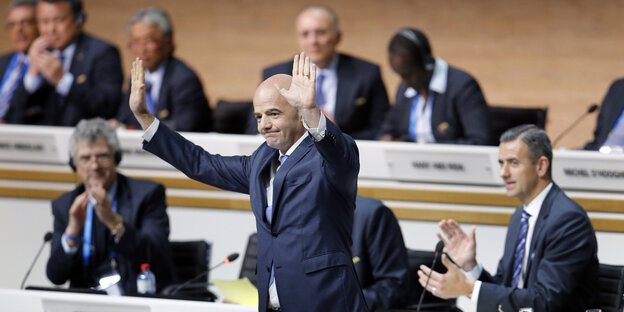 Gianni Infantino steht mit ausgebreiteten Armen vor seinen sitzenden Kollegen auf einem Fifa-Kongress. Gianni Infantino steht mit ausgebreiteten Armen vor seinen sitzenden Kollegen auf einem Fifa-Kongress.