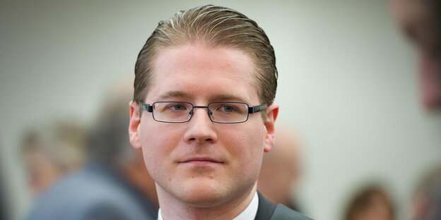 Peter Richter mit Brille und gegeltem Haar. Peter Richter mit Brille und gegeltem Haar.
