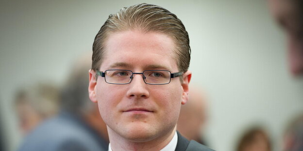 Peter Richter mit Brille und gegeltem Haar.