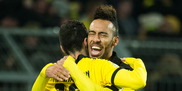 Pierre-Emerick Aubameyang (r) in den Armen von Henrikh Mkhitaryan. Pierre-Emerick Aubameyang (r) in den Armen von Henrikh Mkhitaryan.