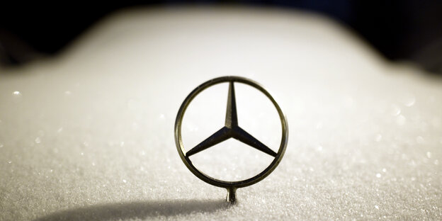 Ein Mercedes-Stern im Schnee Ein Mercedes-Stern im Schnee