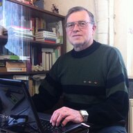Ein Mann sitzt vor einem Computer Ein Mann sitzt vor einem Computer