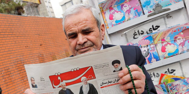 ein älterer Mann ließt eine Zeitung ein älterer Mann ließt eine Zeitung