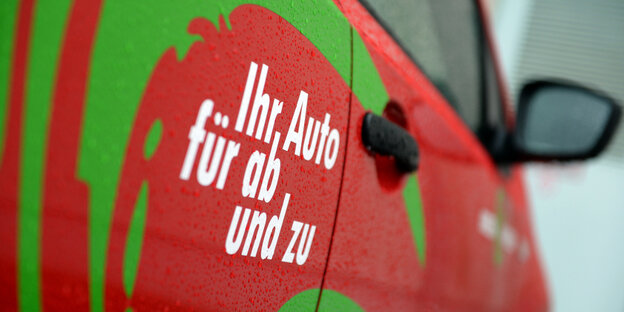 Die Seitentür eines Autos mit der Aufschrift "Ihr Auto für ab und zu" Die Seitentür eines Autos mit der Aufschrift "Ihr Auto für ab und zu"