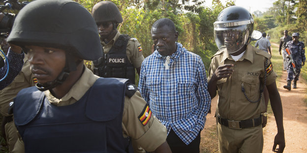 Polizisten füren Oppositionschef Kizza Besigye ab