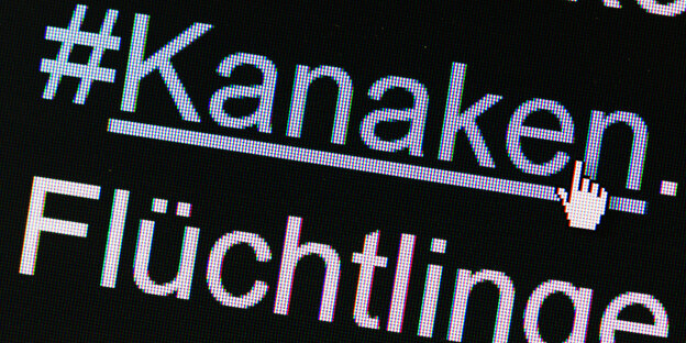 Auf einem Bildschirm steht der Hashtag „Kanaken“ und „Flüchtlinge“ Auf einem Bildschirm steht der Hashtag „Kanaken“ und „Flüchtlinge“